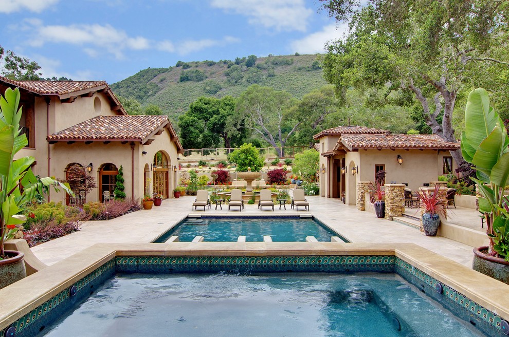 Imagen de piscinas y jacuzzis alargados mediterráneos grandes rectangulares en patio con adoquines de piedra natural