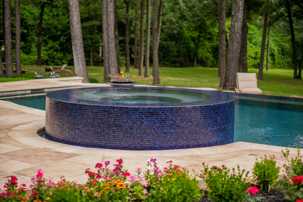 Inspiration för en mycket stor funkis anpassad pool på baksidan av huset, med trädäck