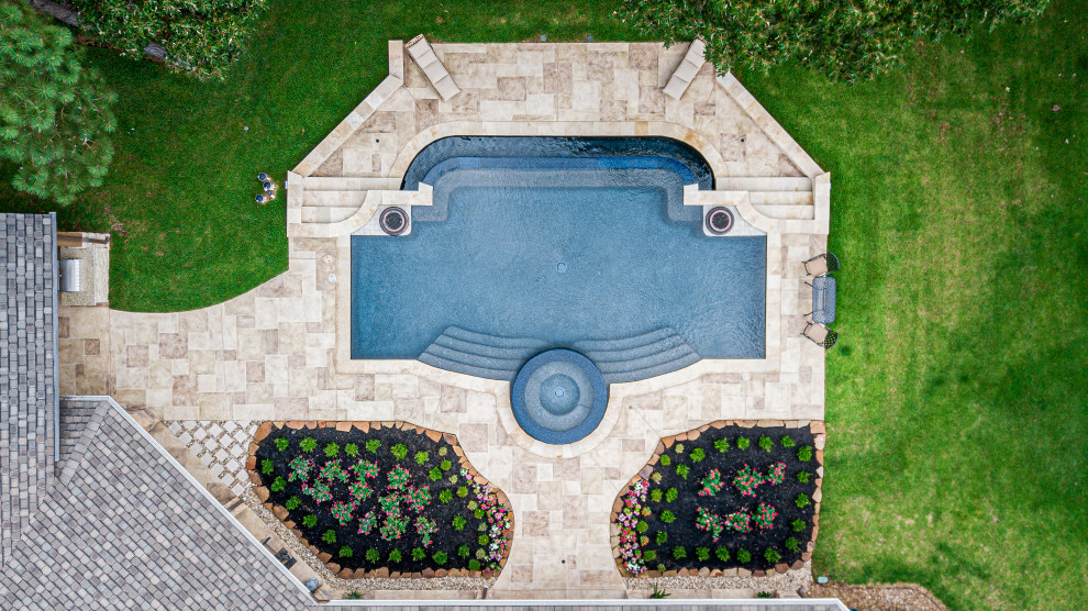 Idées déco pour une très grande piscine arrière contemporaine sur mesure avec une terrasse en bois.