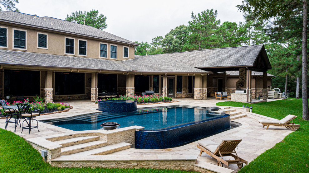 Foto di un'ampia piscina design personalizzata dietro casa con pedane