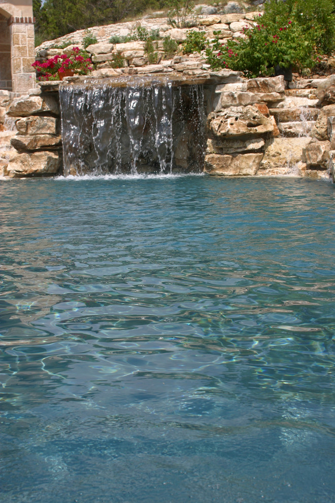 Источник вдохновения для домашнего уюта: большой бассейн произвольной формы на заднем дворе в морском стиле с покрытием из каменной брусчатки и джакузи