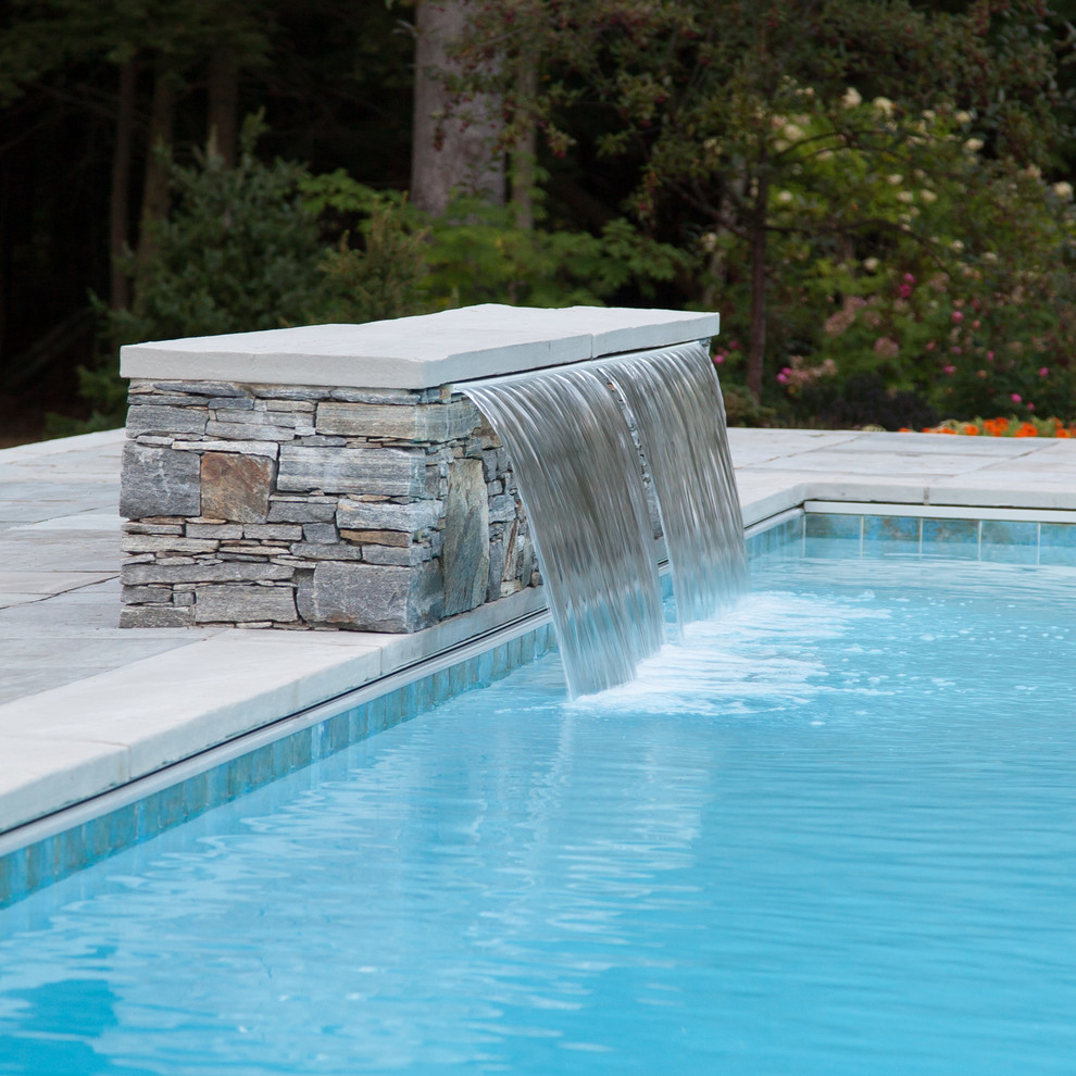 Стильный дизайн: большой спортивный, прямоугольный бассейн на заднем дворе в современном стиле с фонтаном и покрытием из каменной брусчатки - последний тренд