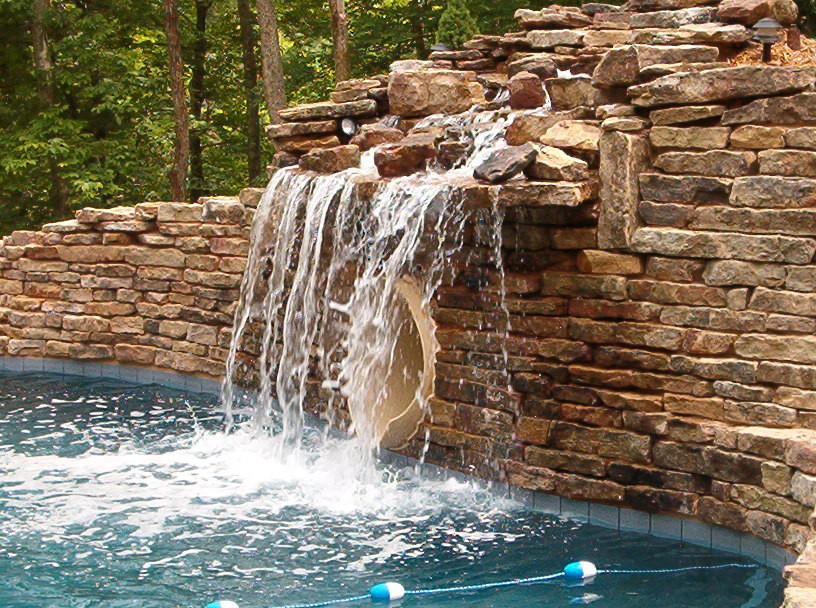 Свежая идея для дизайна: большой естественный бассейн произвольной формы на заднем дворе в стиле рустика с водной горкой и покрытием из декоративного бетона - отличное фото интерьера