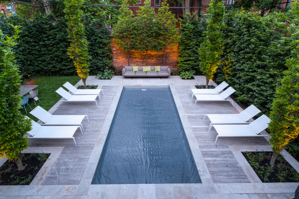 Стильный дизайн: маленький прямоугольный бассейн на заднем дворе в современном стиле с покрытием из каменной брусчатки для на участке и в саду - последний тренд