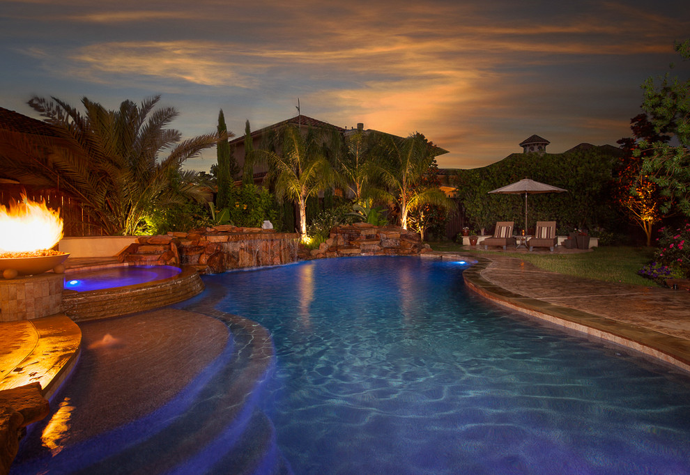 Foto de piscina con fuente natural exótica grande a medida en patio trasero