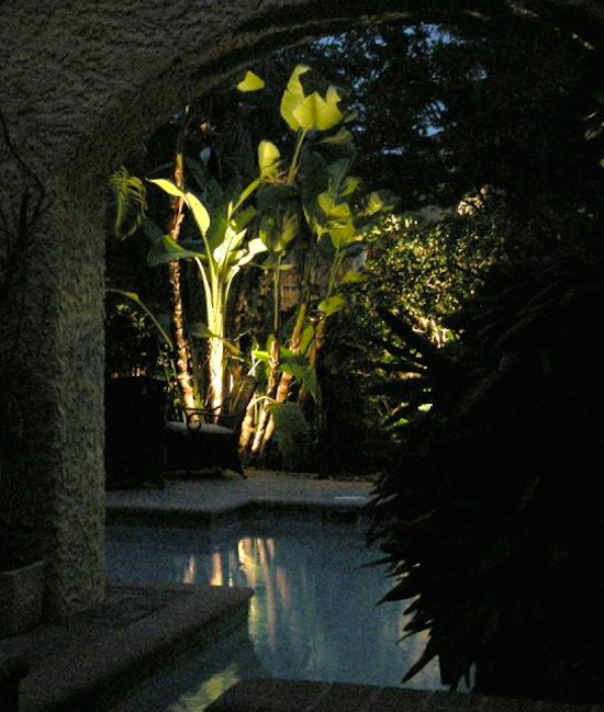 Imagen de casa de la piscina y piscina natural mediterránea grande rectangular en patio trasero con adoquines de piedra natural