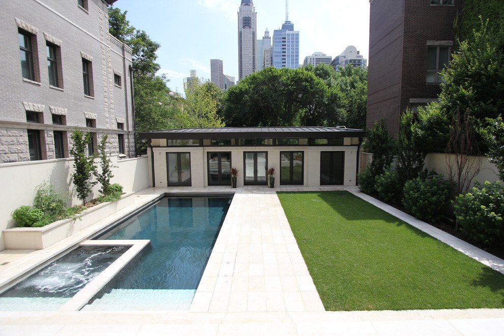 Mittelgroßer Moderner Pool hinter dem Haus in rechteckiger Form mit Betonboden in Chicago