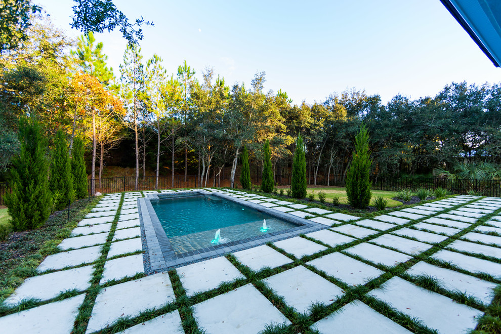 Источник вдохновения для домашнего уюта: большой наземный, прямоугольный бассейн на заднем дворе в классическом стиле с мощением тротуарной плиткой