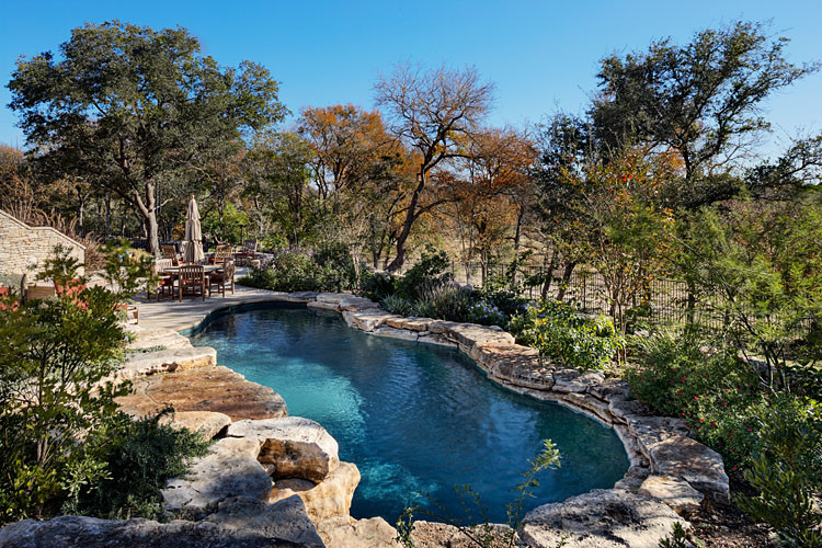 Imagen de piscina natural rural de tamaño medio a medida en patio trasero