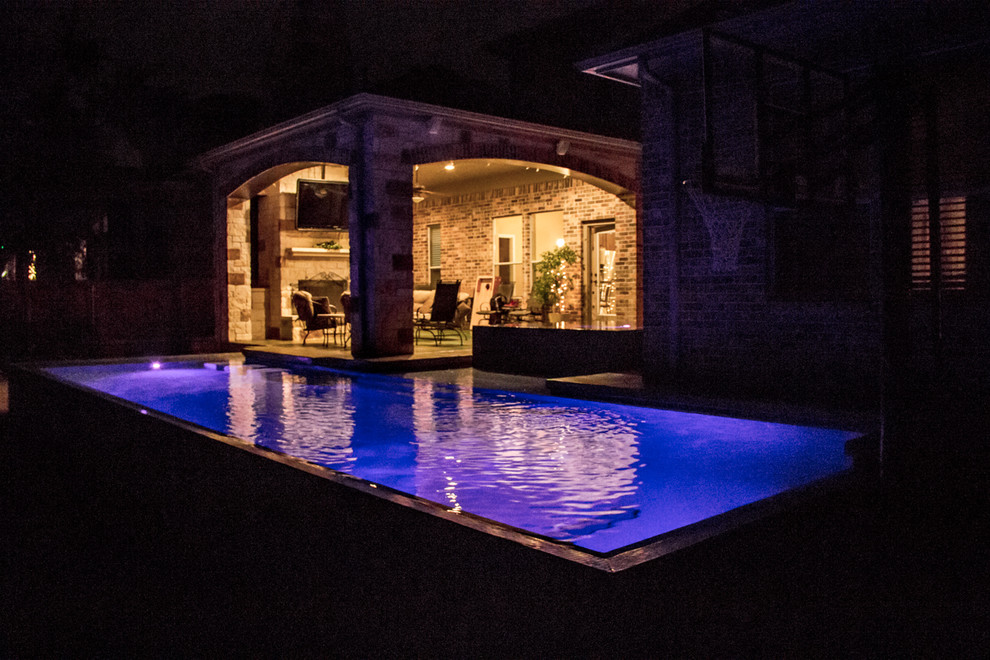 Moderner Pool hinter dem Haus in individueller Form mit Natursteinplatten in Austin
