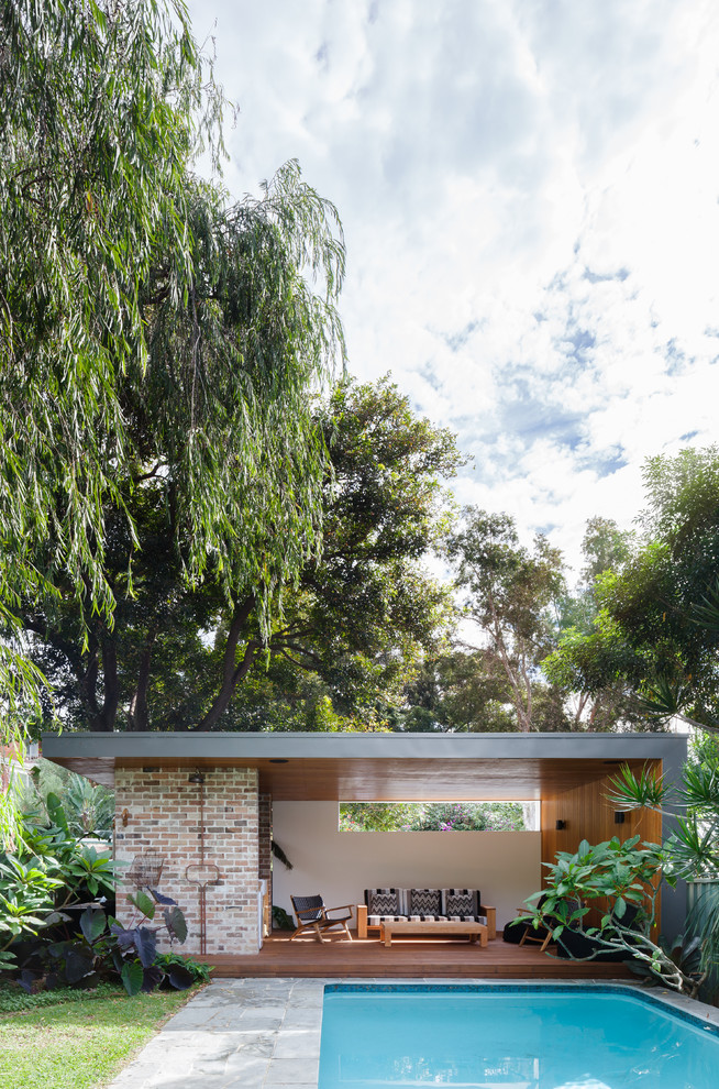 Kleiner Moderner Pool hinter dem Haus in rechteckiger Form mit Natursteinplatten in Sydney