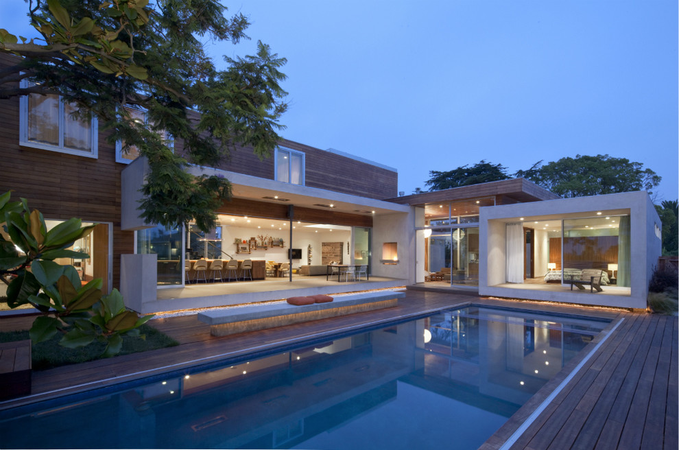 Réalisation d'une piscine minimaliste avec une terrasse en bois.