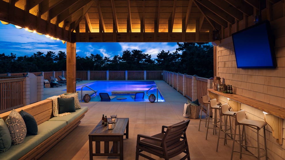 Идея дизайна: большой прямоугольный бассейн на боковом дворе в морском стиле с покрытием из бетонных плит