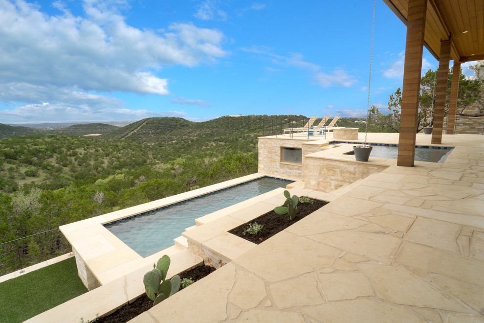 Inspiration för stora moderna rektangulär pooler på baksidan av huset, med spabad och naturstensplattor