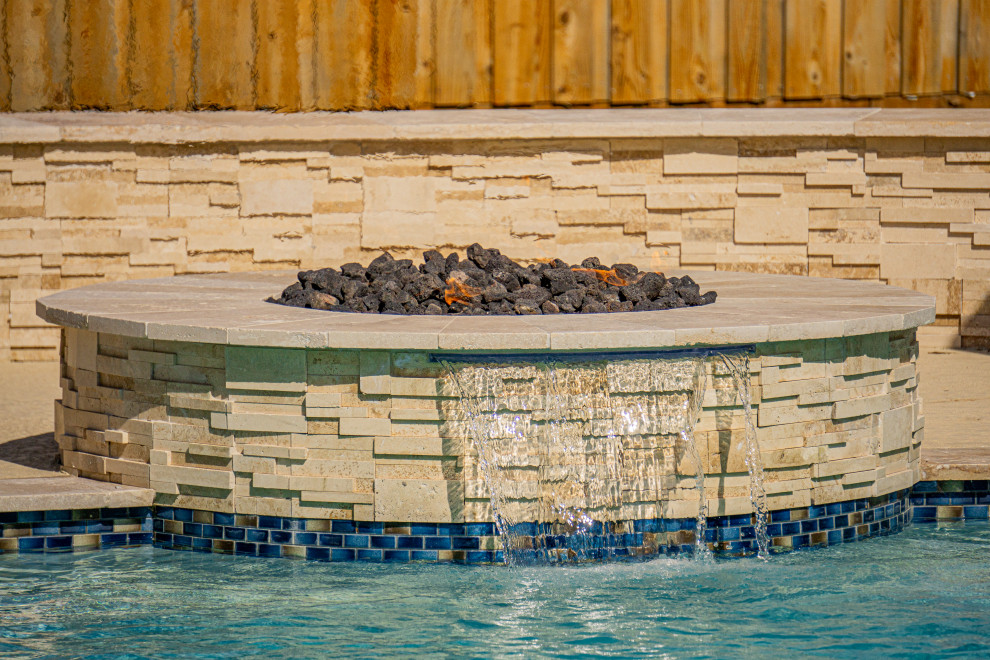 Idée de décoration pour une grande piscine arrière tradition rectangle.