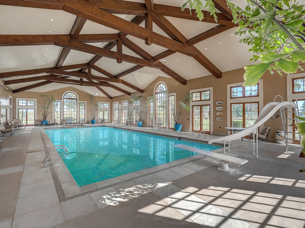 Imagen de piscina con tobogán alargada clásica grande interior y rectangular