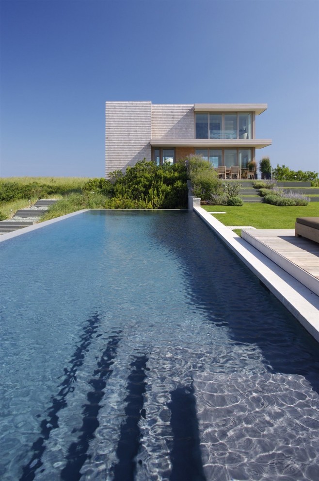 Immagine di una piscina monocorsia minimalista rettangolare dietro casa