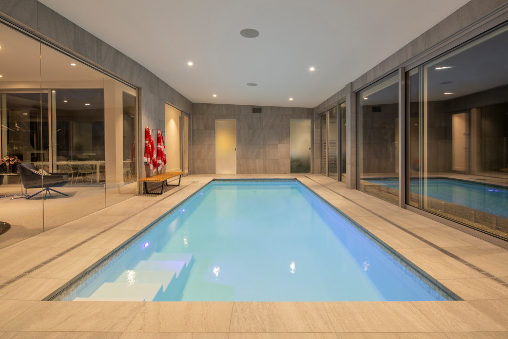 Стильный дизайн: бассейн среднего размера, произвольной формы в доме в стиле модернизм - последний тренд