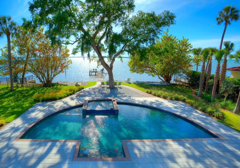 Mittelgroßer Klassischer Pool hinter dem Haus in individueller Form mit Natursteinplatten in Tampa