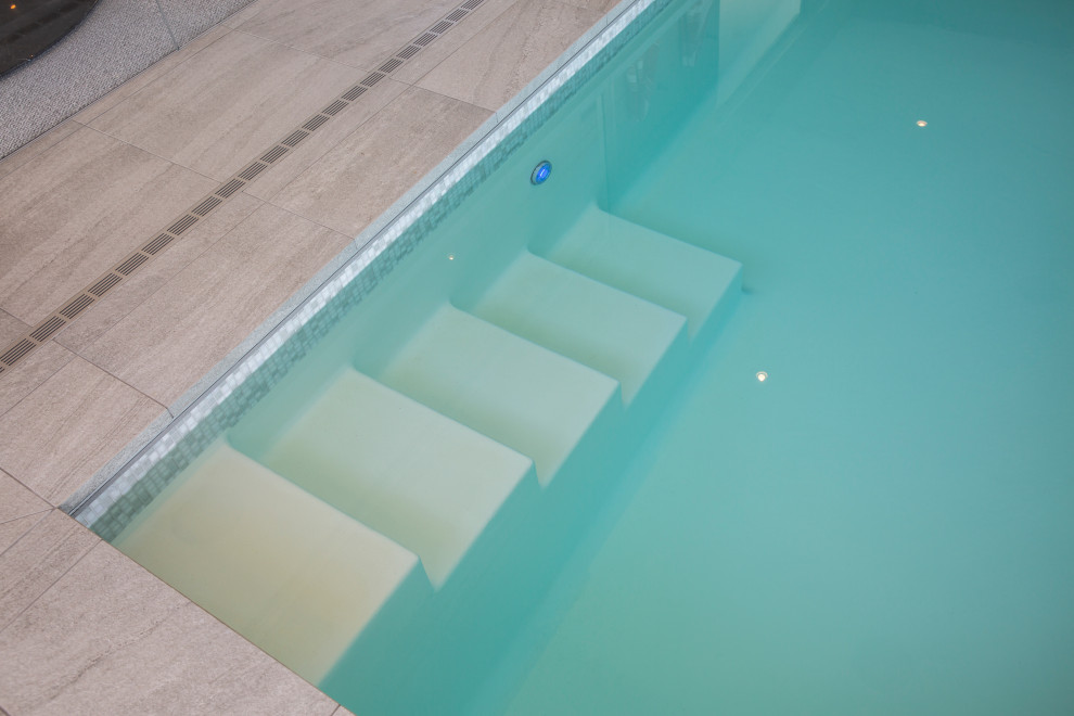 Inspiration pour une grande piscine naturelle minimaliste rectangle.