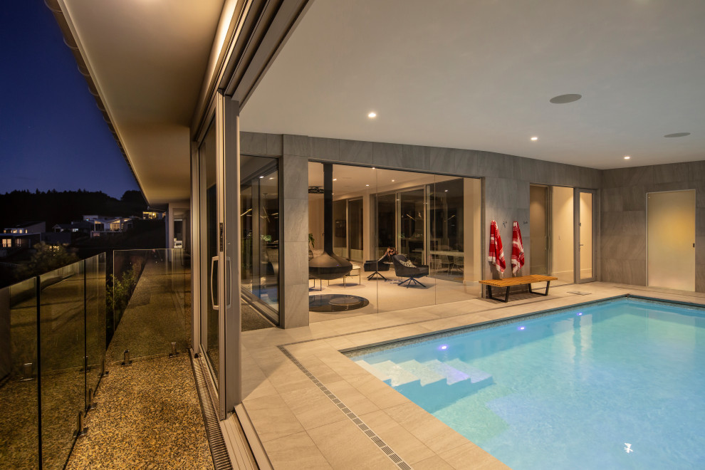 Ejemplo de casa de la piscina y piscina natural minimalista grande interior y rectangular