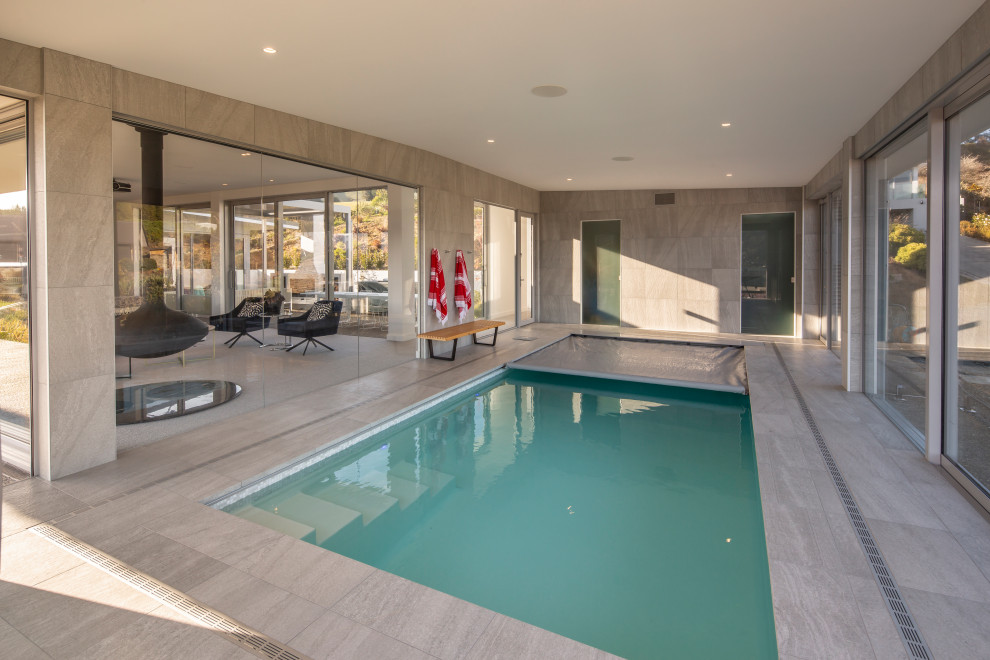 Идея дизайна: большой естественный, прямоугольный бассейн в доме в стиле модернизм с домиком у бассейна