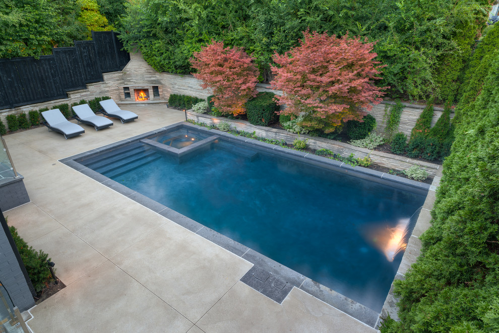 Immagine di una grande piscina chic rettangolare dietro casa con fontane