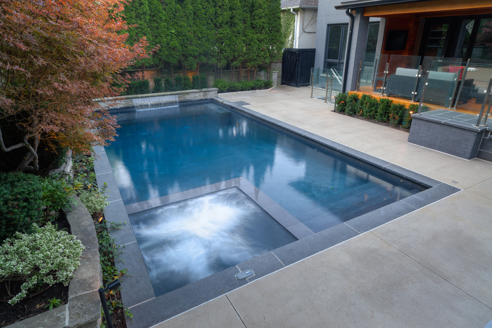 Foto de piscina con fuente clásica grande rectangular en patio trasero