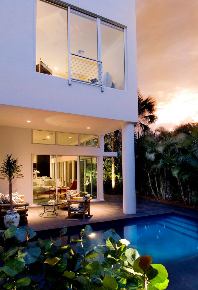 Modernes Pool im Innehof in rechteckiger Form mit Betonboden in Miami