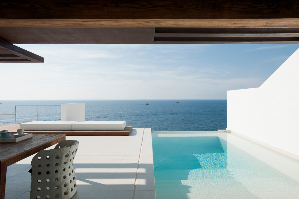 Diseño de casa de la piscina y piscina infinita marinera grande rectangular en patio trasero