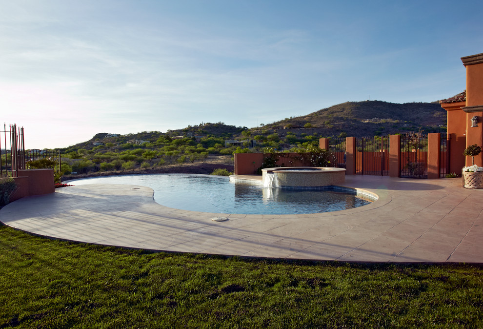 Immagine di una piscina mediterranea personalizzata