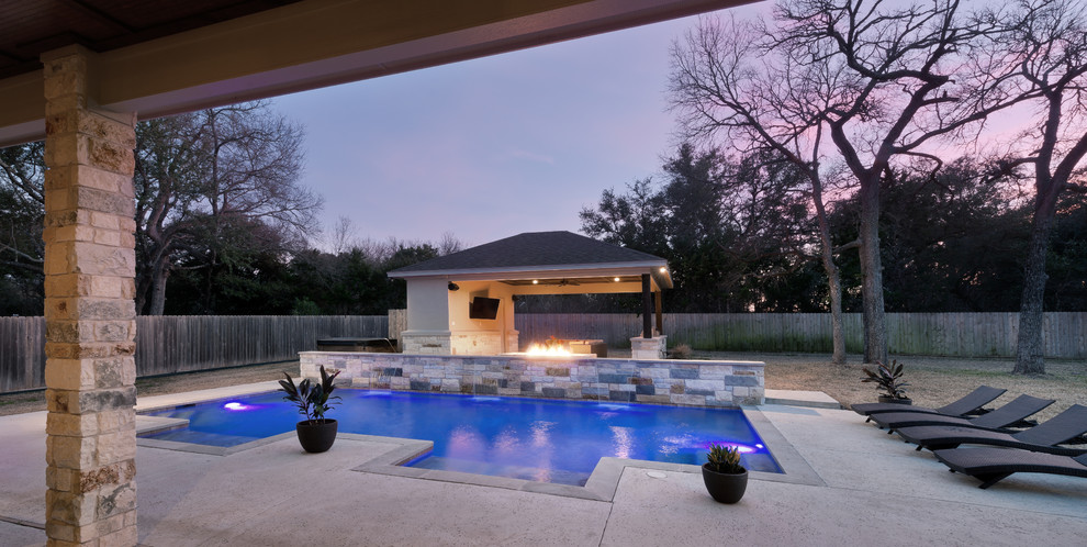Свежая идея для дизайна: большой естественный, прямоугольный бассейн на заднем дворе в стиле неоклассика (современная классика) с фонтаном и покрытием из бетонных плит - отличное фото интерьера
