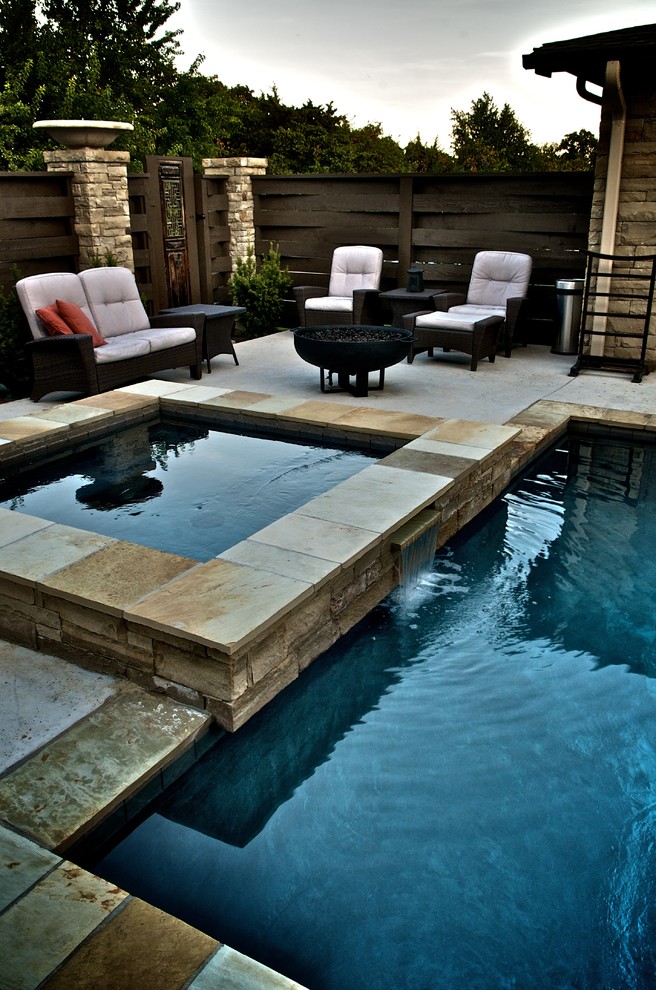 Immagine di una piccola piscina monocorsia etnica rettangolare dietro casa con lastre di cemento e una vasca idromassaggio