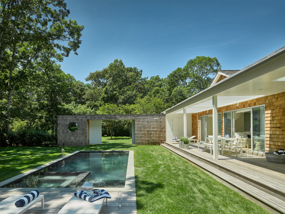 Стильный дизайн: маленький прямоугольный бассейн на заднем дворе в стиле ретро с настилом для на участке и в саду - последний тренд