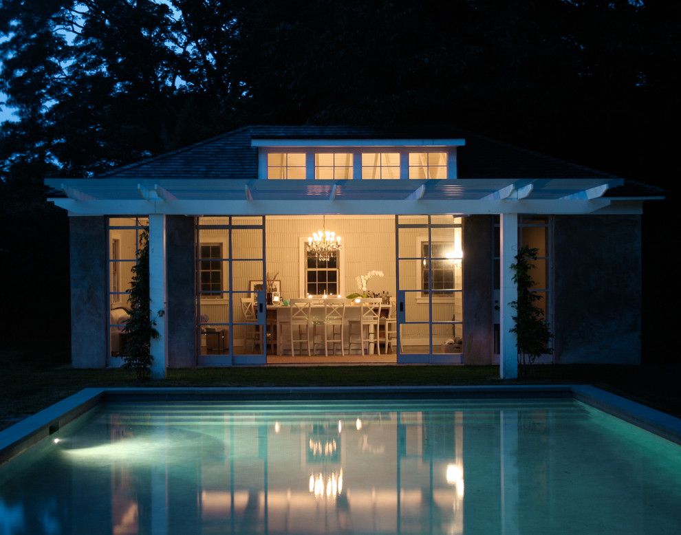 На фото: прямоугольный бассейн в современном стиле с домиком у бассейна с