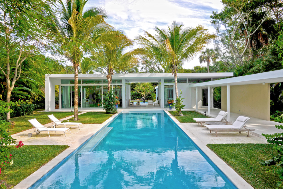 Imagen de casa de la piscina y piscina alargada contemporánea rectangular