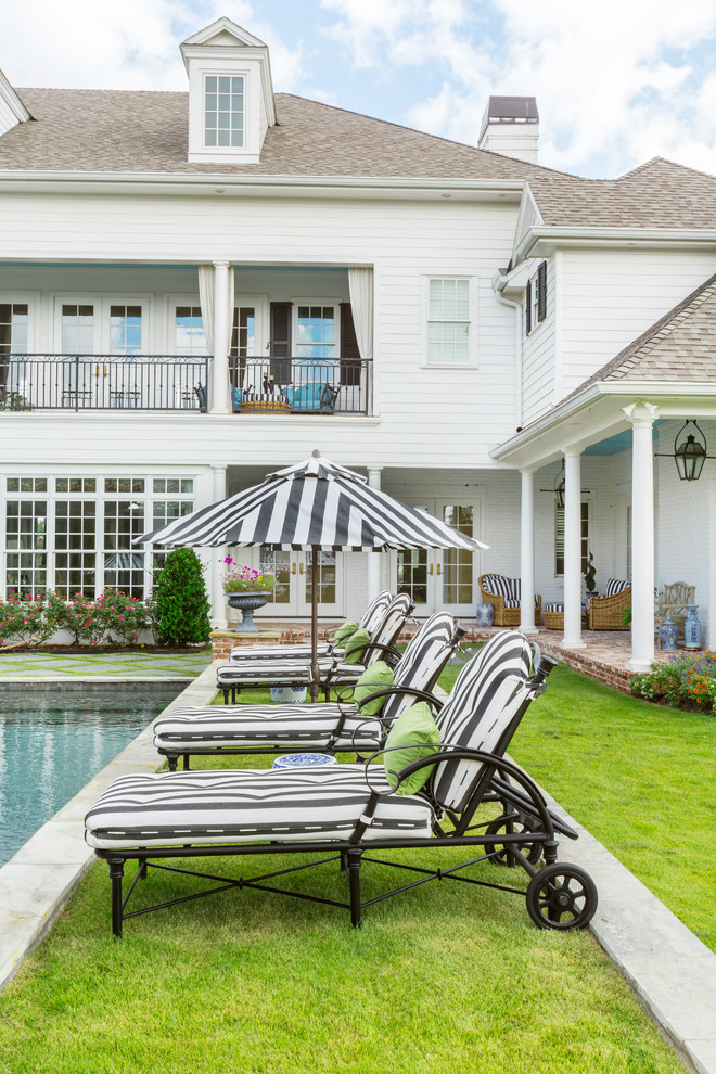 Foto de piscinas y jacuzzis naturales clásicos extra grandes rectangulares en patio con adoquines de ladrillo
