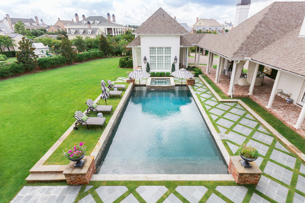 Foto de piscinas y jacuzzis naturales clásicos extra grandes rectangulares en patio