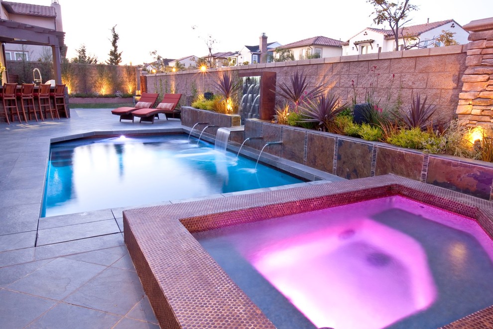 Kleiner, Gefliester Stilmix Pool hinter dem Haus in rechteckiger Form mit Wasserspiel in Los Angeles
