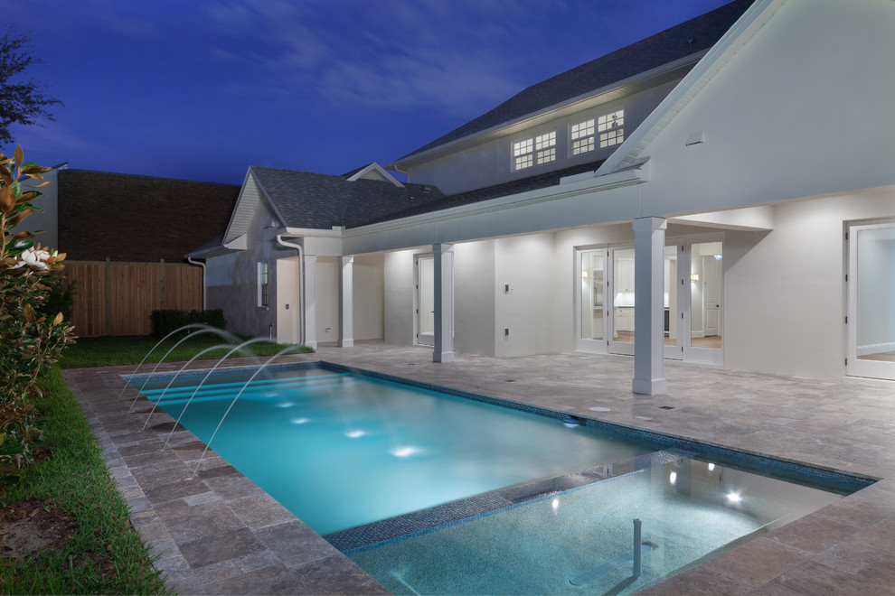 Großer Klassischer Pool hinter dem Haus in rechteckiger Form mit Natursteinplatten in Orlando