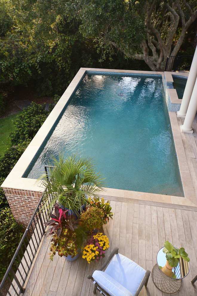 Idée de décoration pour une piscine hors-sol et arrière tradition de taille moyenne et rectangle avec un bain bouillonnant et une terrasse en bois.