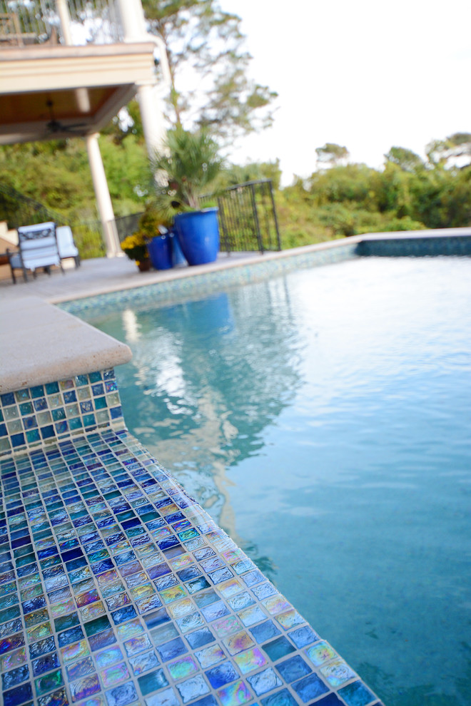 Ispirazione per una piscina fuori terra chic rettangolare di medie dimensioni e dietro casa con una vasca idromassaggio e pedane