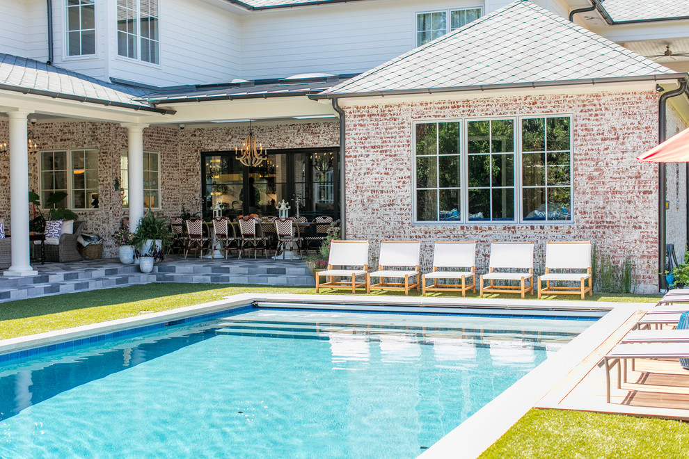 Großer Stilmix Pool hinter dem Haus in rechteckiger Form mit Betonplatten in Dallas