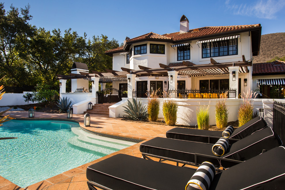 Großer, Gefliester Mediterraner Pool hinter dem Haus in individueller Form in Los Angeles
