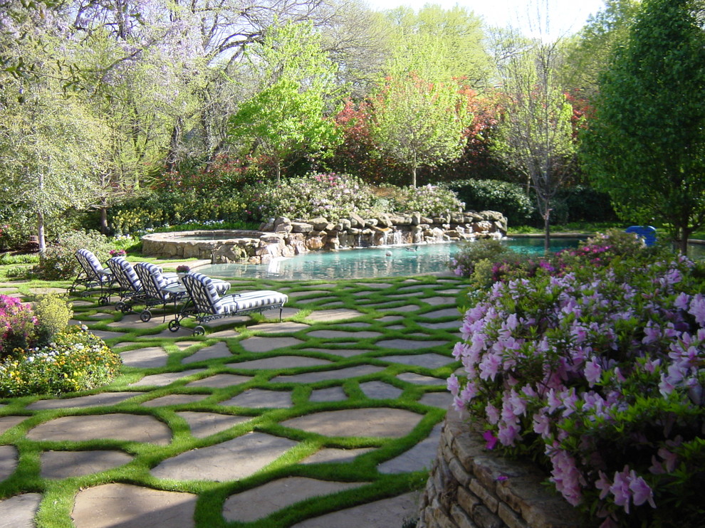 Example of an eclectic pool design in Dallas