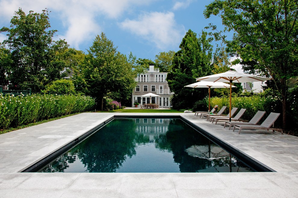 Идея дизайна: прямоугольный бассейн среднего размера на заднем дворе в викторианском стиле с покрытием из каменной брусчатки