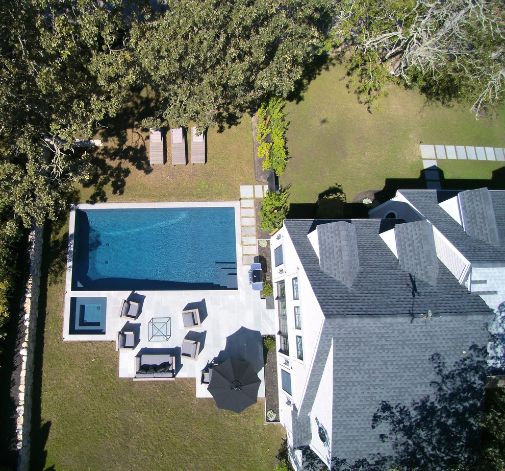Foto di una piscina monocorsia tradizionale rettangolare di medie dimensioni e dietro casa con cemento stampato