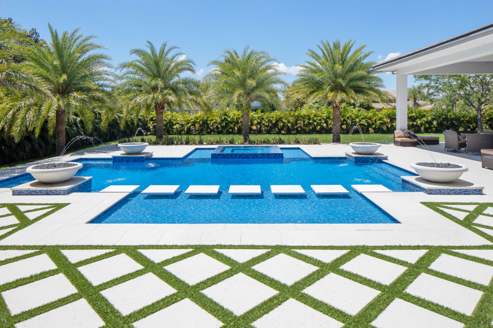 Großer Moderner Pool hinter dem Haus in individueller Form in Miami