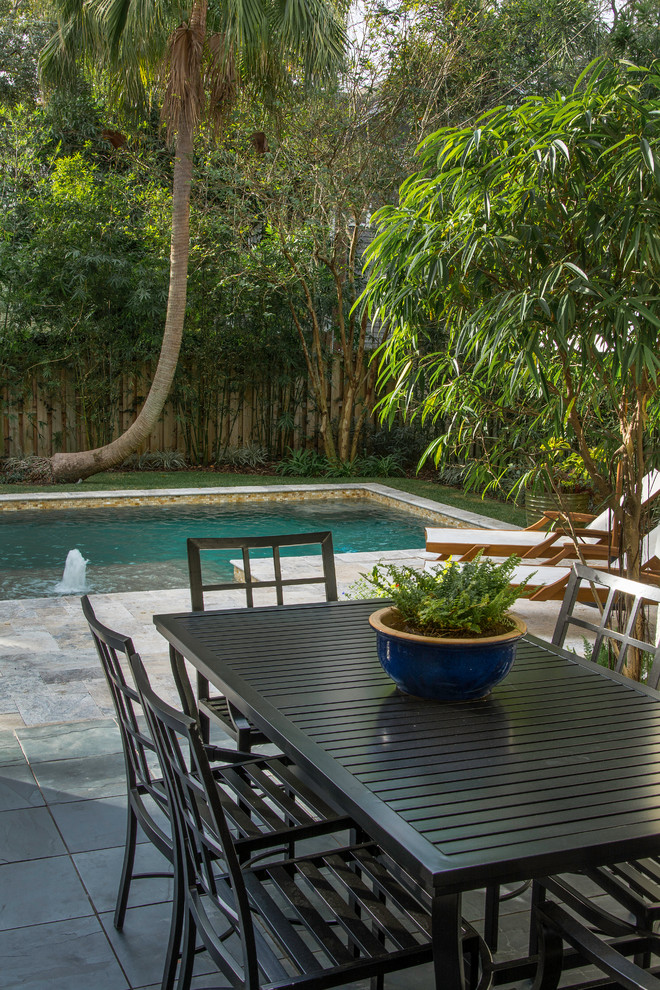 Kleiner Moderner Pool hinter dem Haus in L-Form mit Natursteinplatten in Tampa