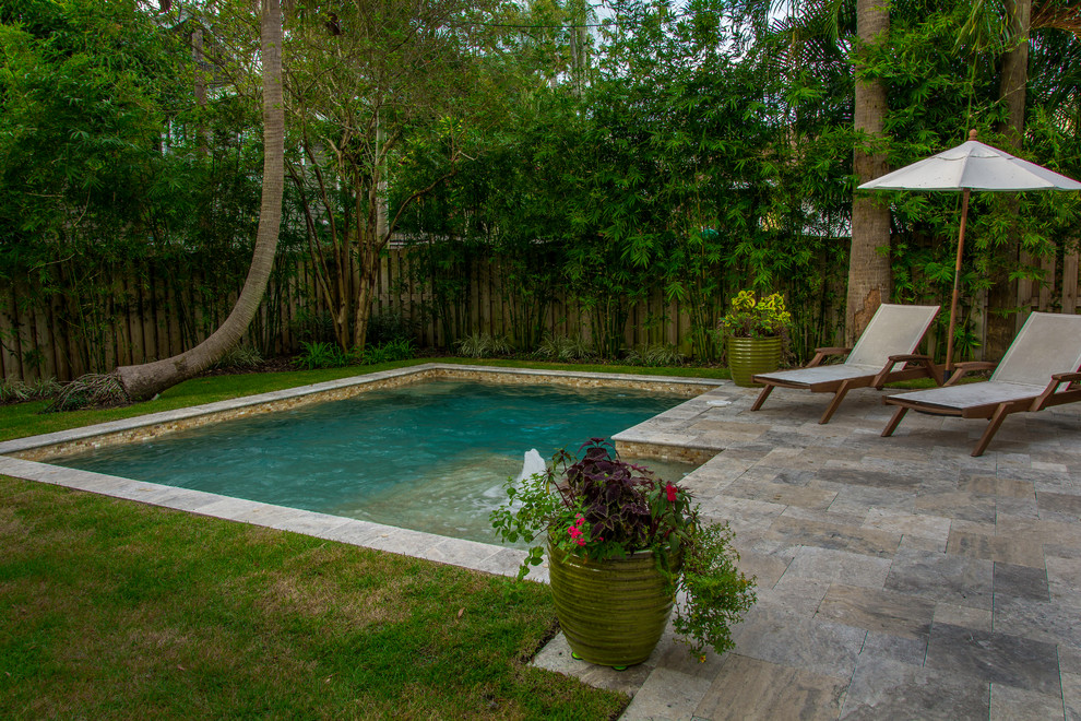 Kleiner Moderner Pool hinter dem Haus in L-Form mit Natursteinplatten in Tampa